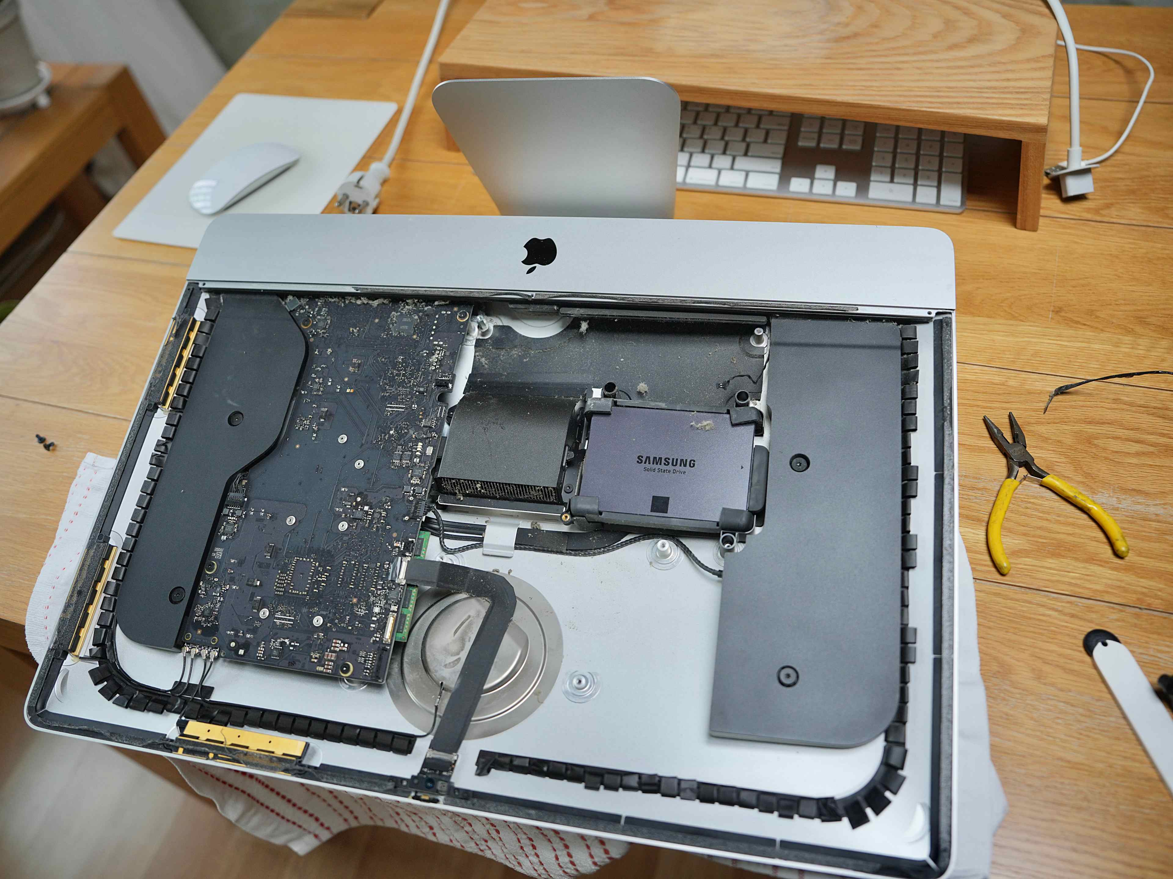 분해한 아이맥 내부와 SSD