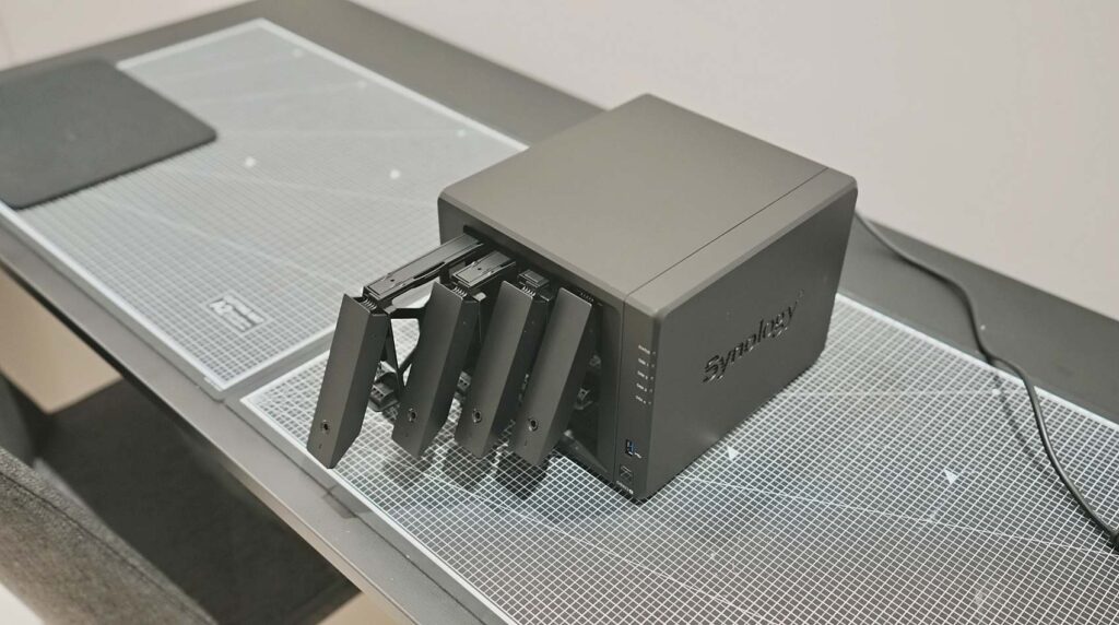 40TB 용량으로 시놀로지 NAS 구성 저장장치는 도시바 N300 10TB NAS용 하드디스크 4개를 사용했습니다. 회사 파일서버는 여러 직원이 계속 접속하고 하루 종일 켜놓기 때문에 장시간 가동을 전제로 만든 NAS용 하드...